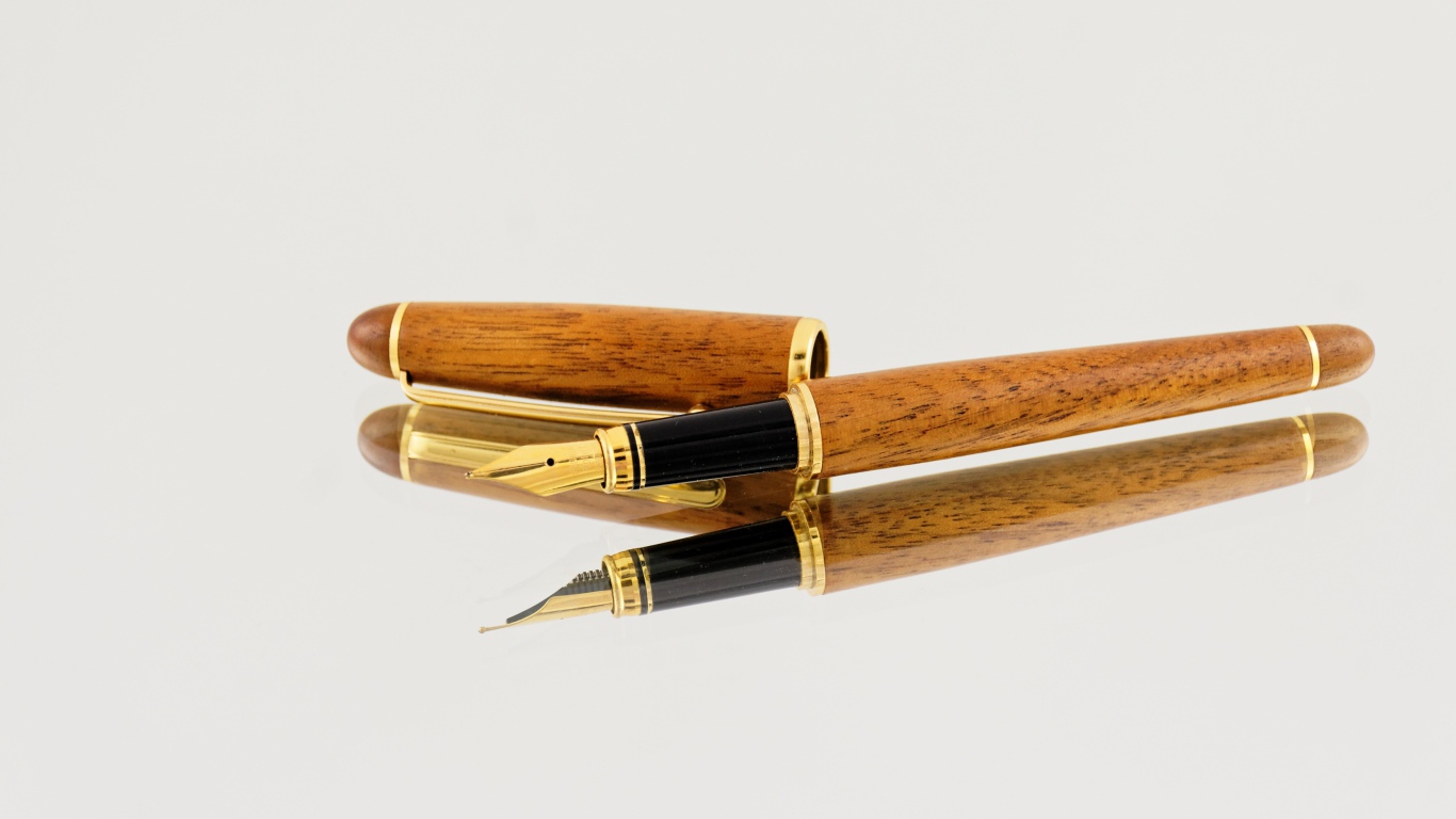 Деревянная ручка перо на сером фоне