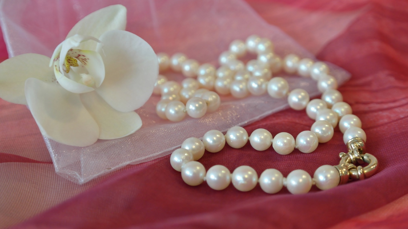 Красивое жемчужное ожерелье с цветком орхидеи