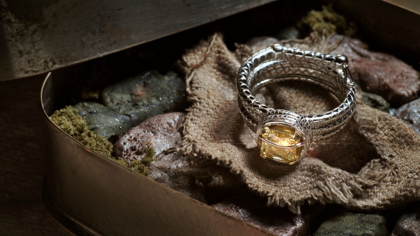 Серебряное кольцо с камнями в шкатулке