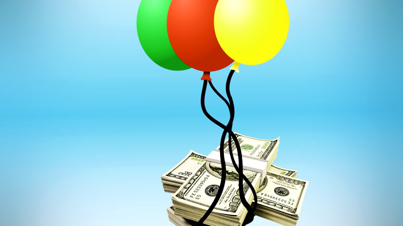 Деньги с воздушными шариками на голубом фоне 