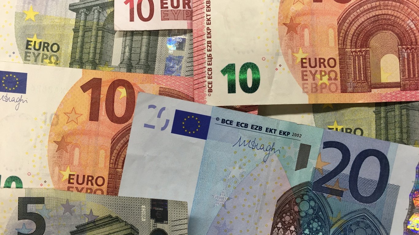 Разноцветные купюры евро крупным планом 