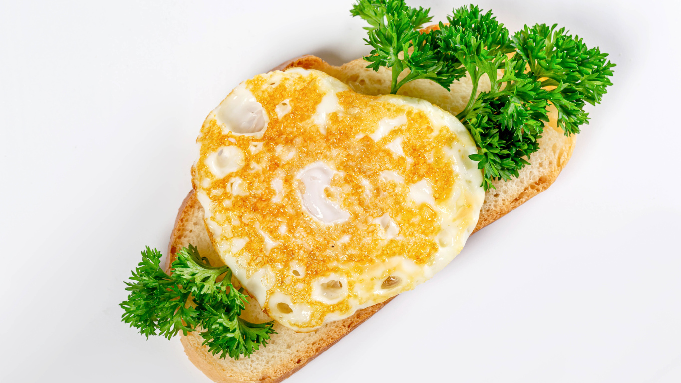 Кусок хлеба с яичницей и петрушкой