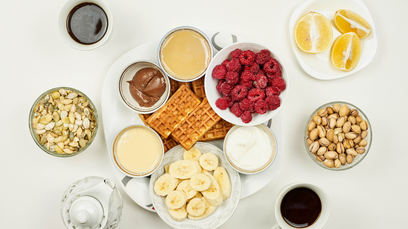 Аппетитный завтрак на белом столе