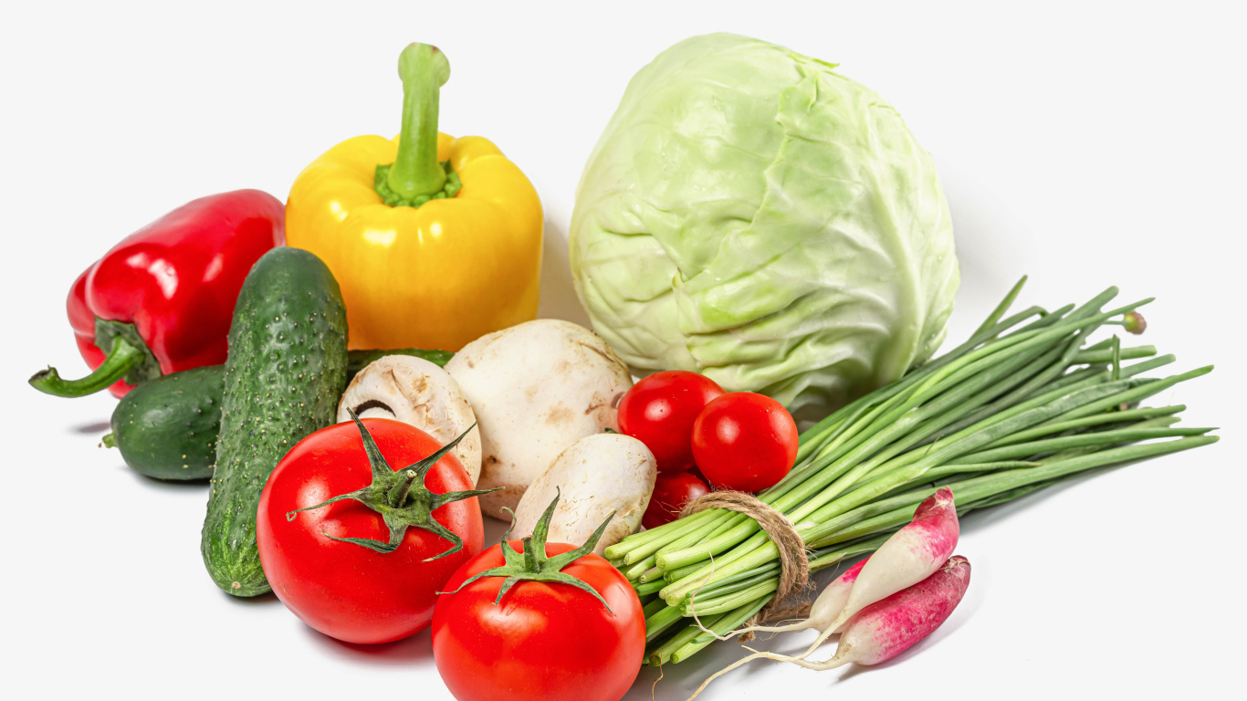 Аппетитные свежие овощи на белом фоне крупным планом