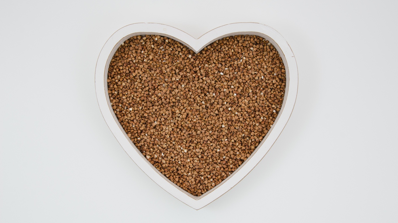 Большое белое сердце с гречневой крупой  