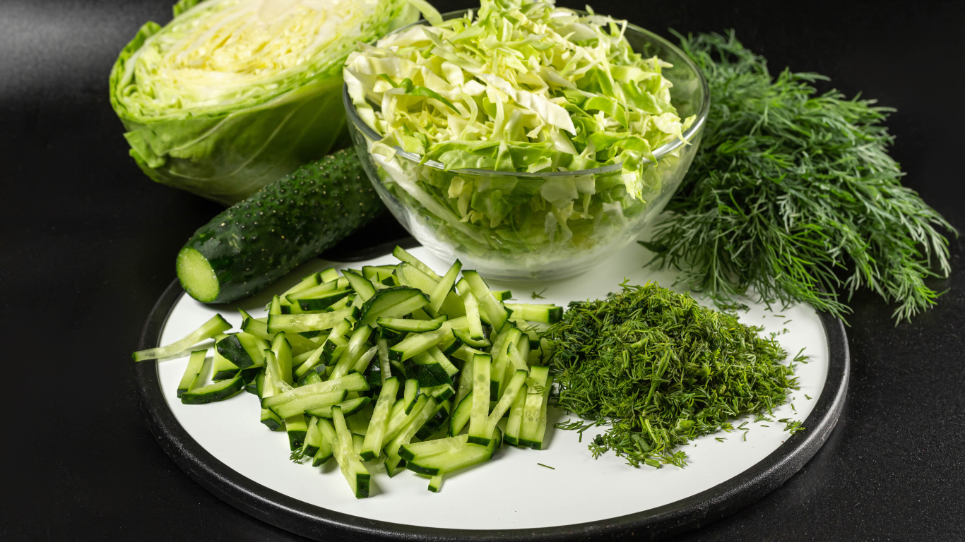 Салат с капусты на столе с огурцами и укропом 