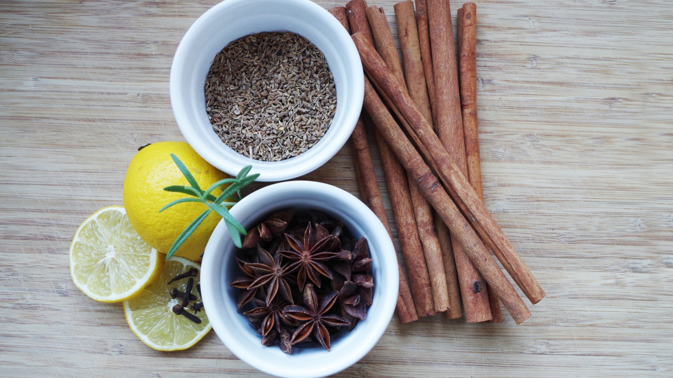 Корица, бадьян, зерна фенхеля и лимон на столе 
