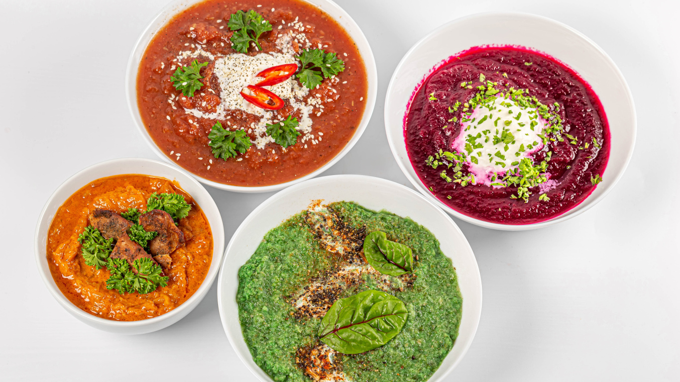 Разная икра из овощей на белом столе 