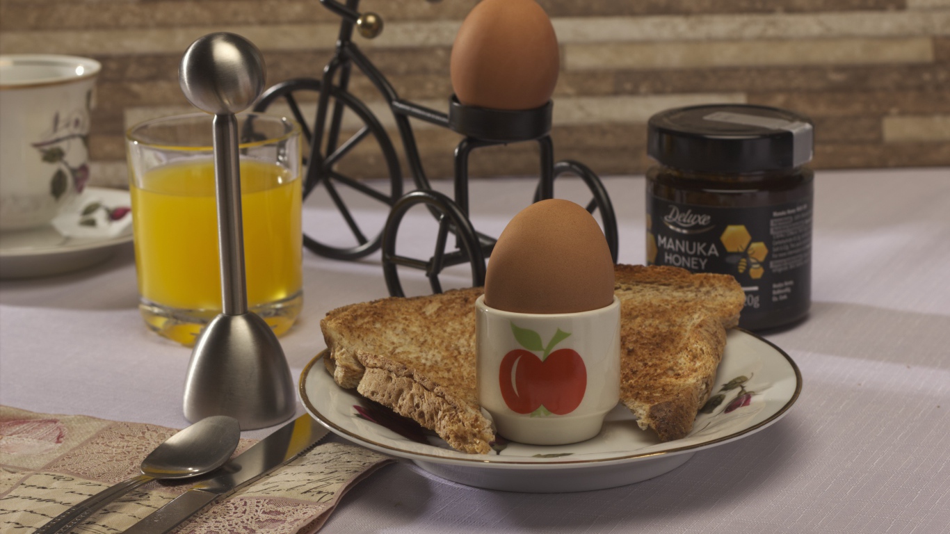 Яйца и хлеб с соком на завтрак 