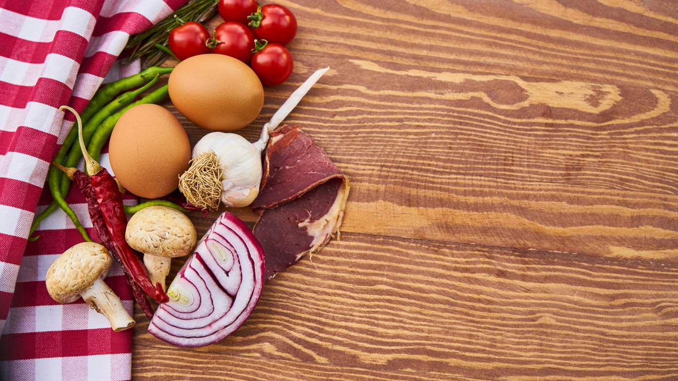 Яйца с овощами лежит на столе с полотенцем 