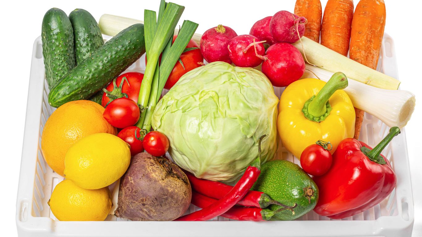 Свежие аппетитные овощи в ящике на белом фоне