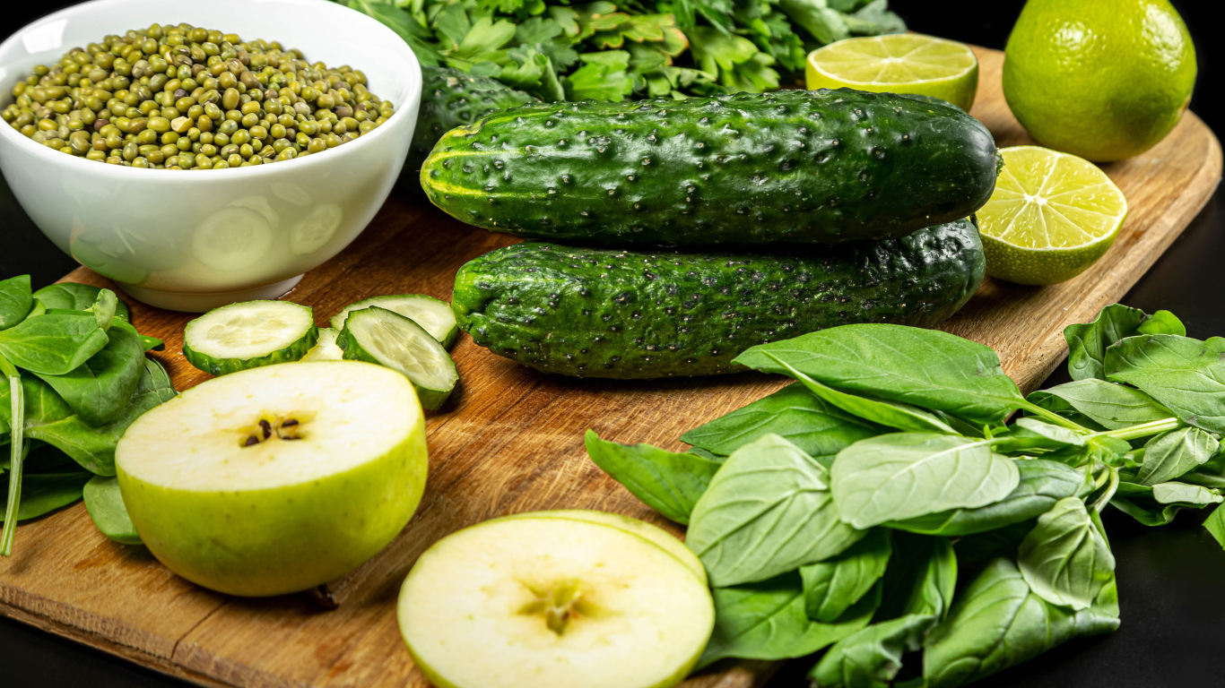 Свежие зеленые овощи и зелень на столе