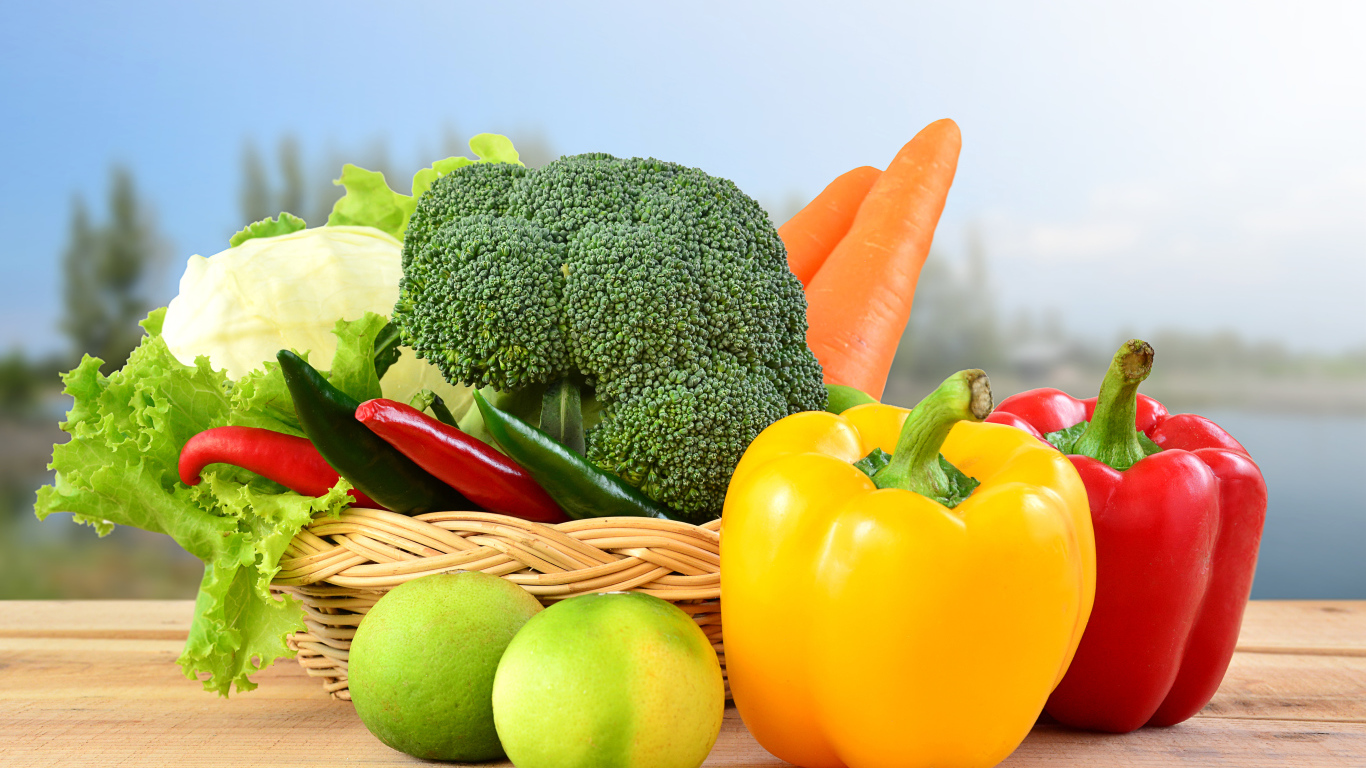 Свежий перец, брокколи и морковь на столе 