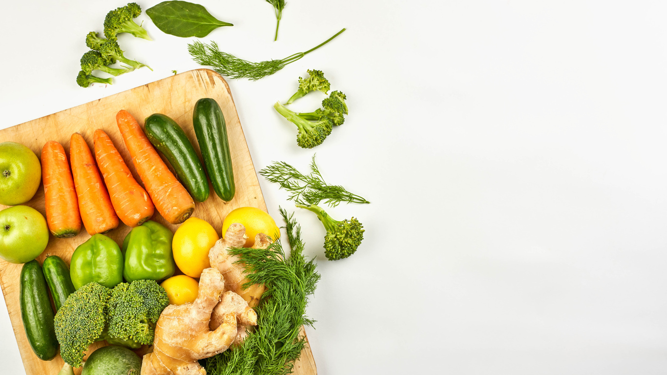 Свежие овощи на разделочной доске на белом фоне