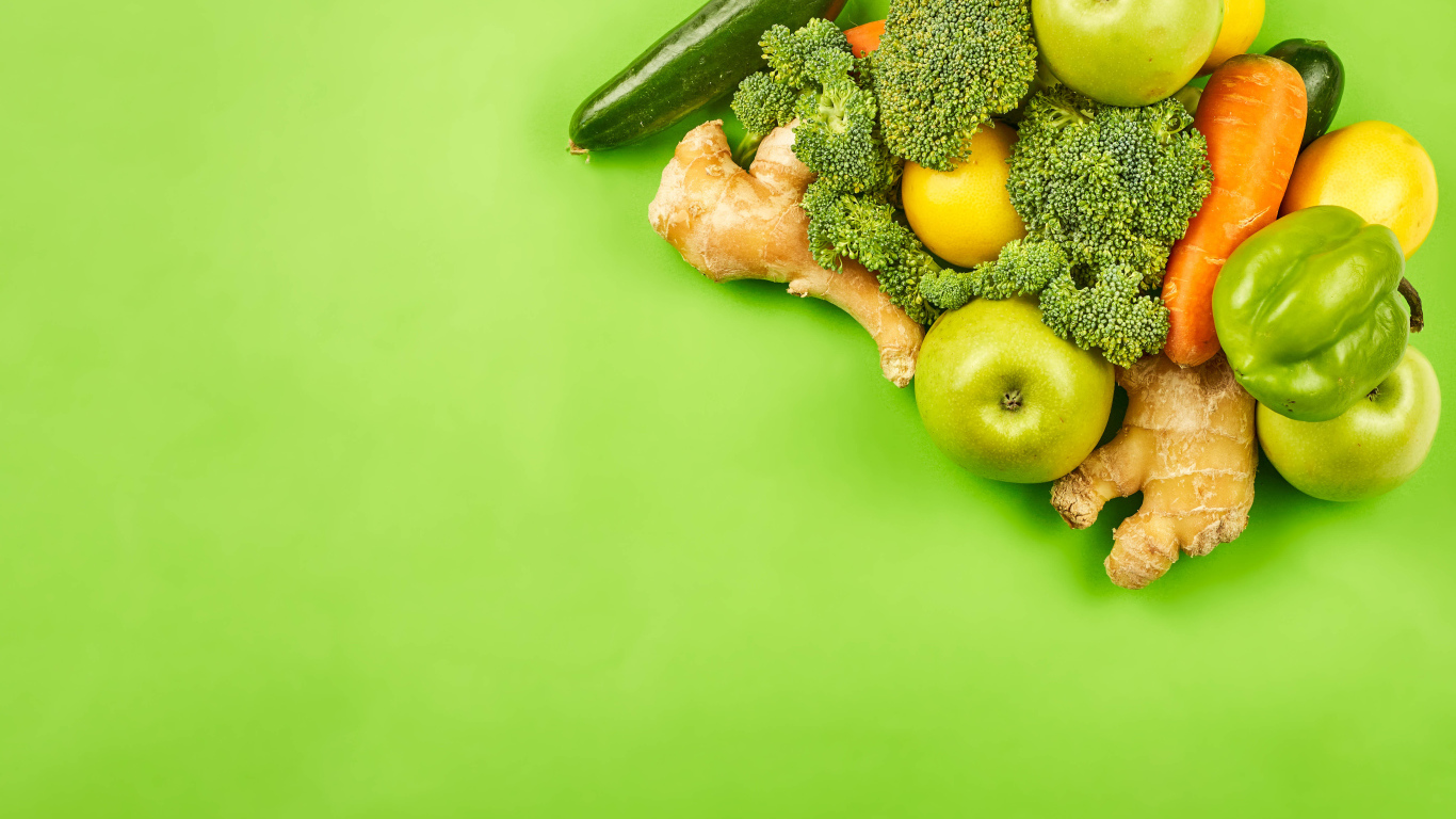 Свежие овощи на салатовом фоне