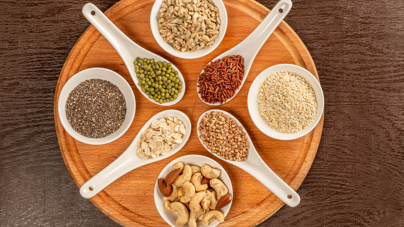 Зерна и орехи на доске на столе 