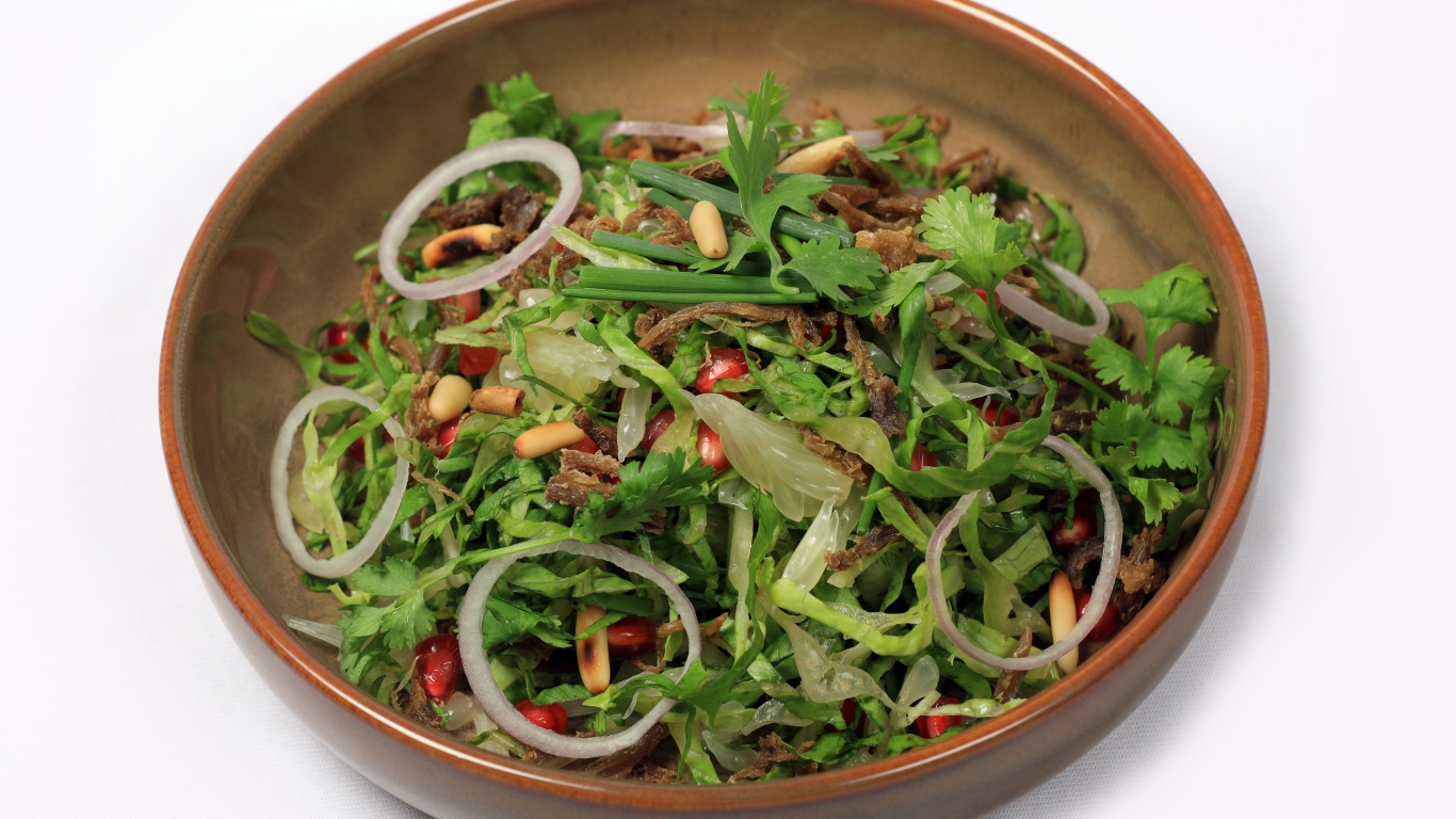 Салат из зелени с мясом на сером фоне