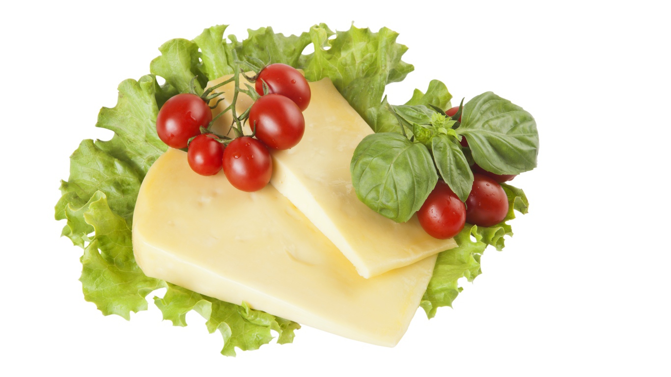 Твердый сыр, листья салата, помидоры и базилик на белом фоне