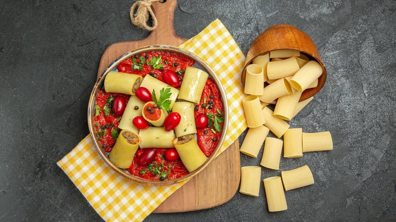 Большая паста с фаршем и соусом в тарелке 