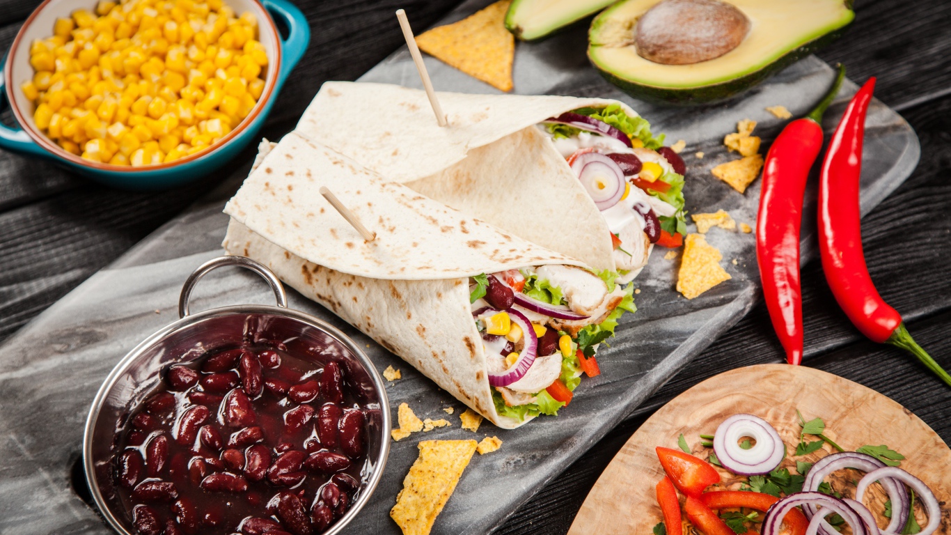 Мексиканский фаст фуд на столе