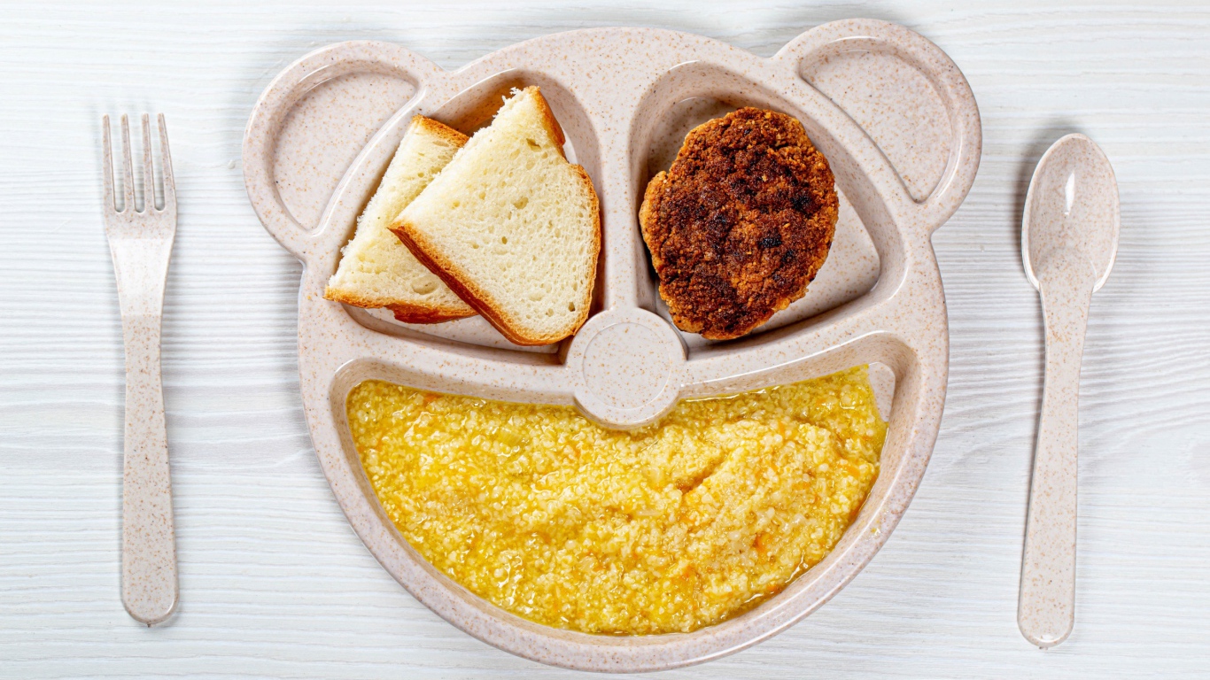 Каша,  хлеб и котлета для ребенка 