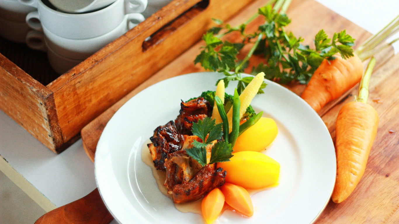 Картофель с морковью и мясом на белой тарелке 