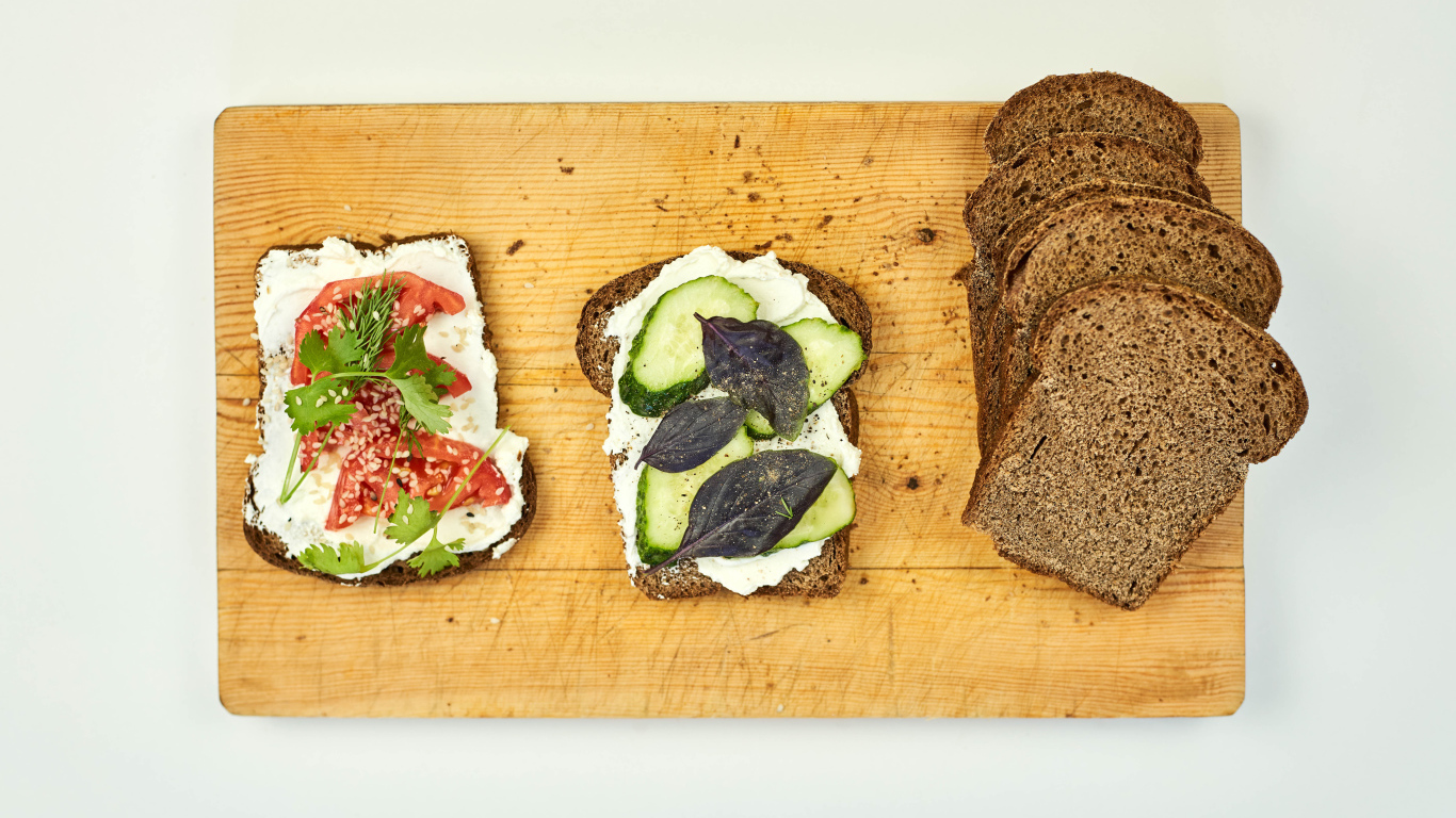 Бутерброды с черным хлебом на столе