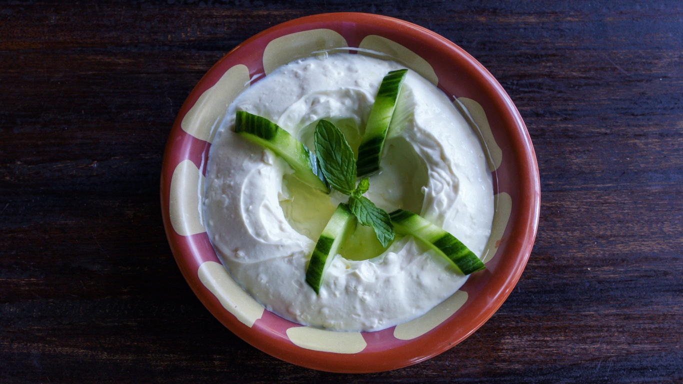 Соус с огурцами и листьями мяты в миске