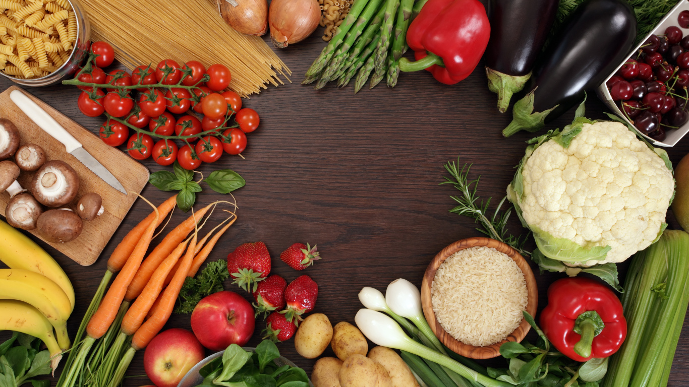 Спагетти на столе с овощами и фруктами 