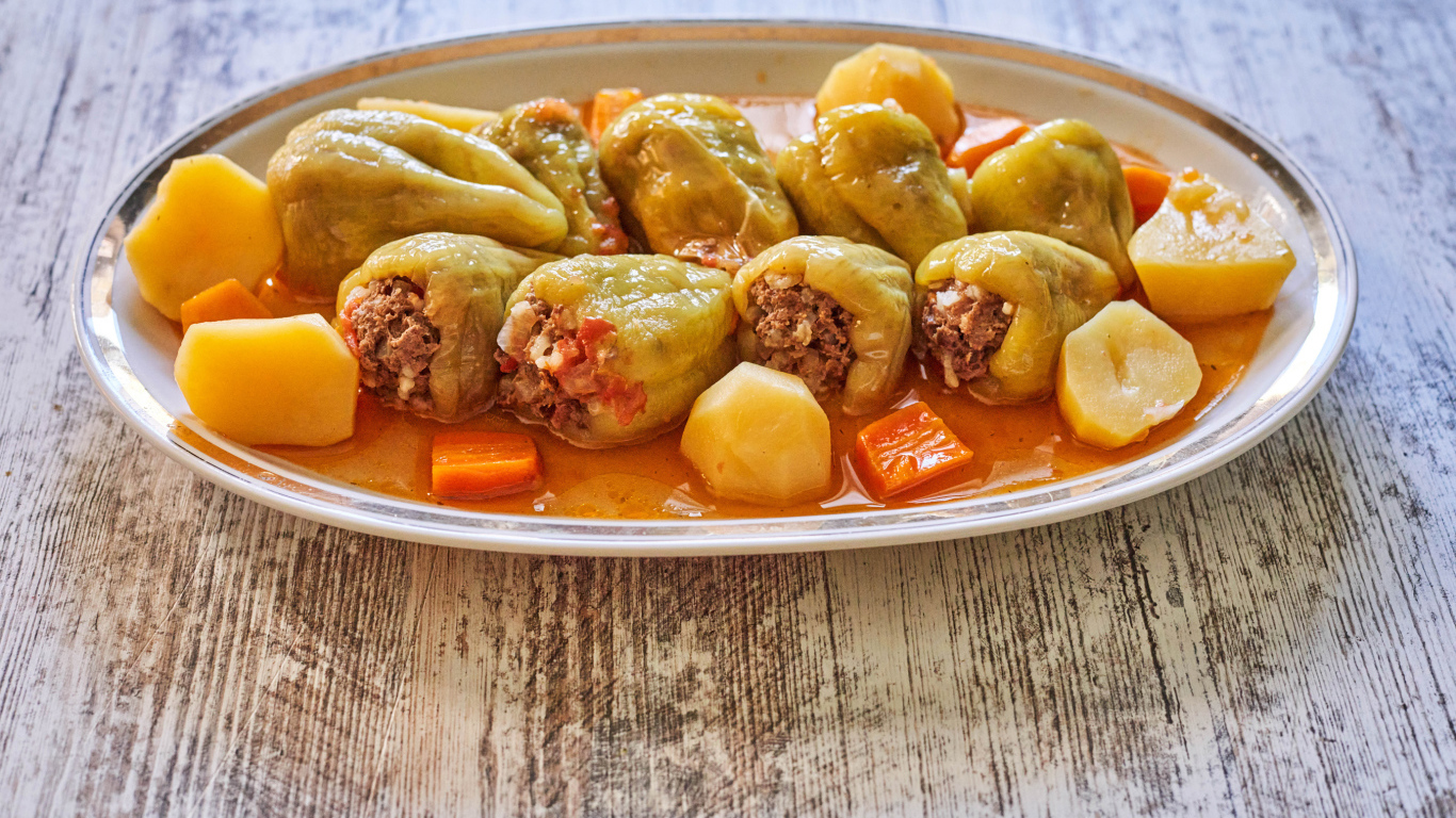 Фаршированный перец на тарелке с картофелем