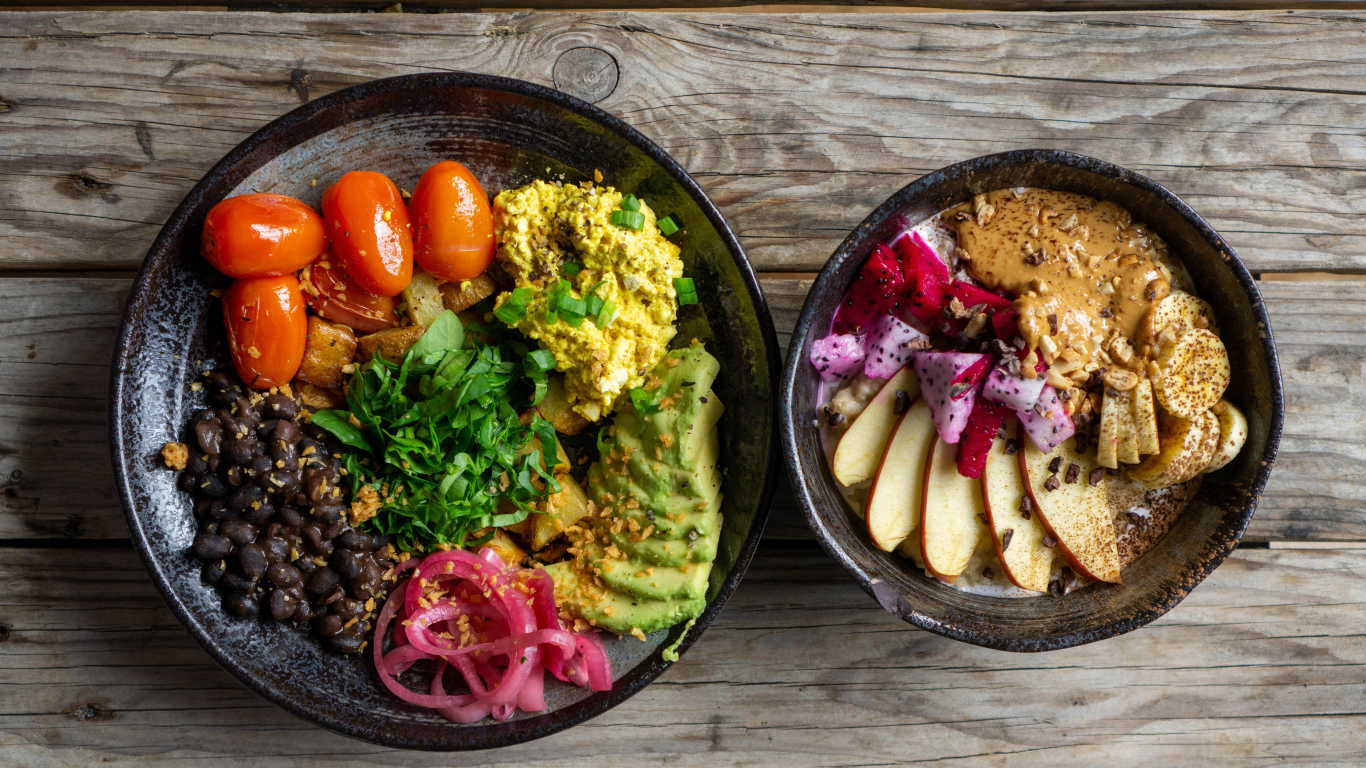 Вегетарианские блюда в тарелке на столе