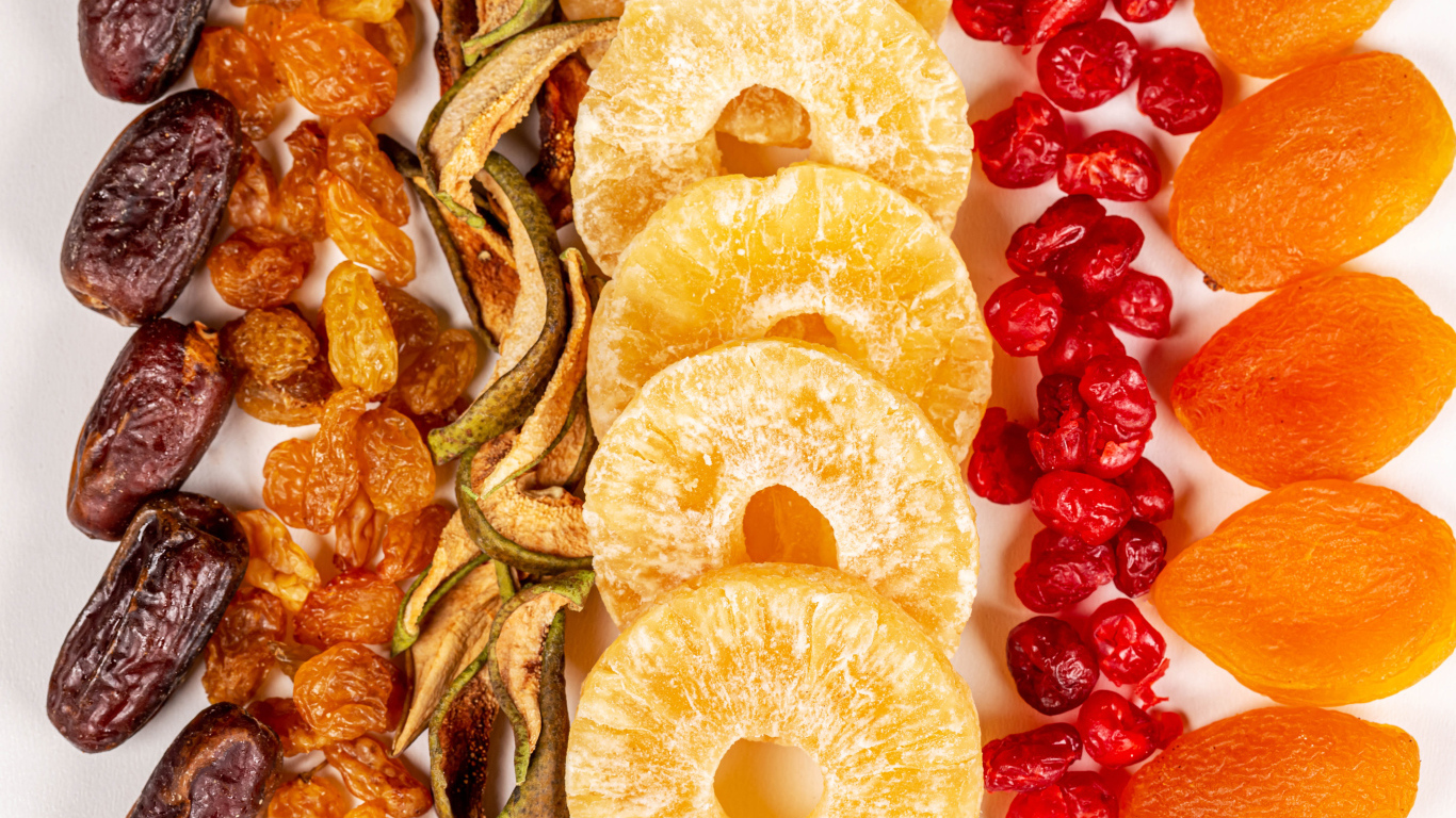 Аппетитные сухофрукты на белом фоне