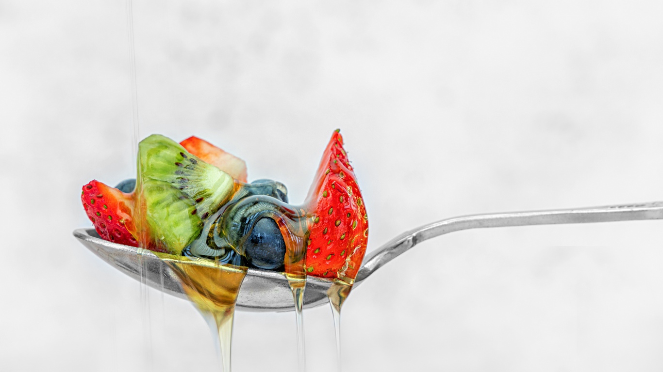 Ягоды в меде на ложке 