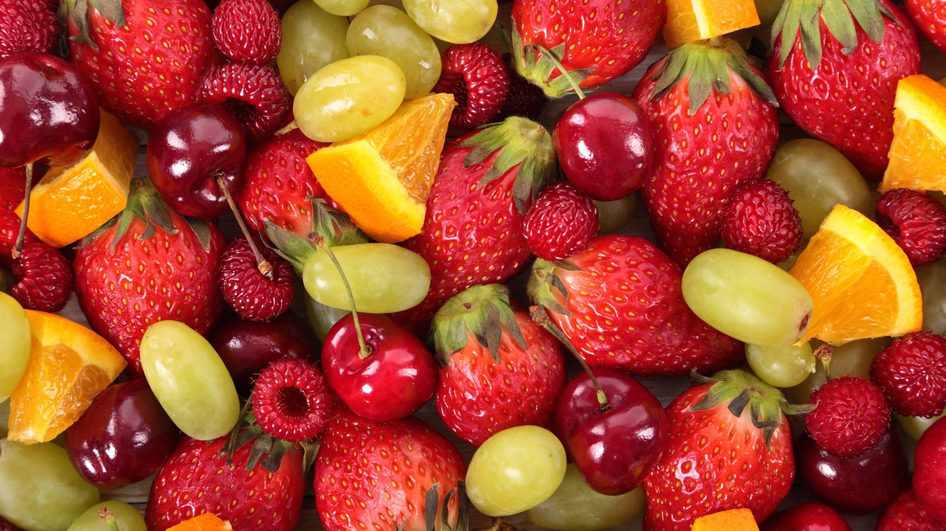 Ягоды клубники, малины, вишни и винограда крупным планом