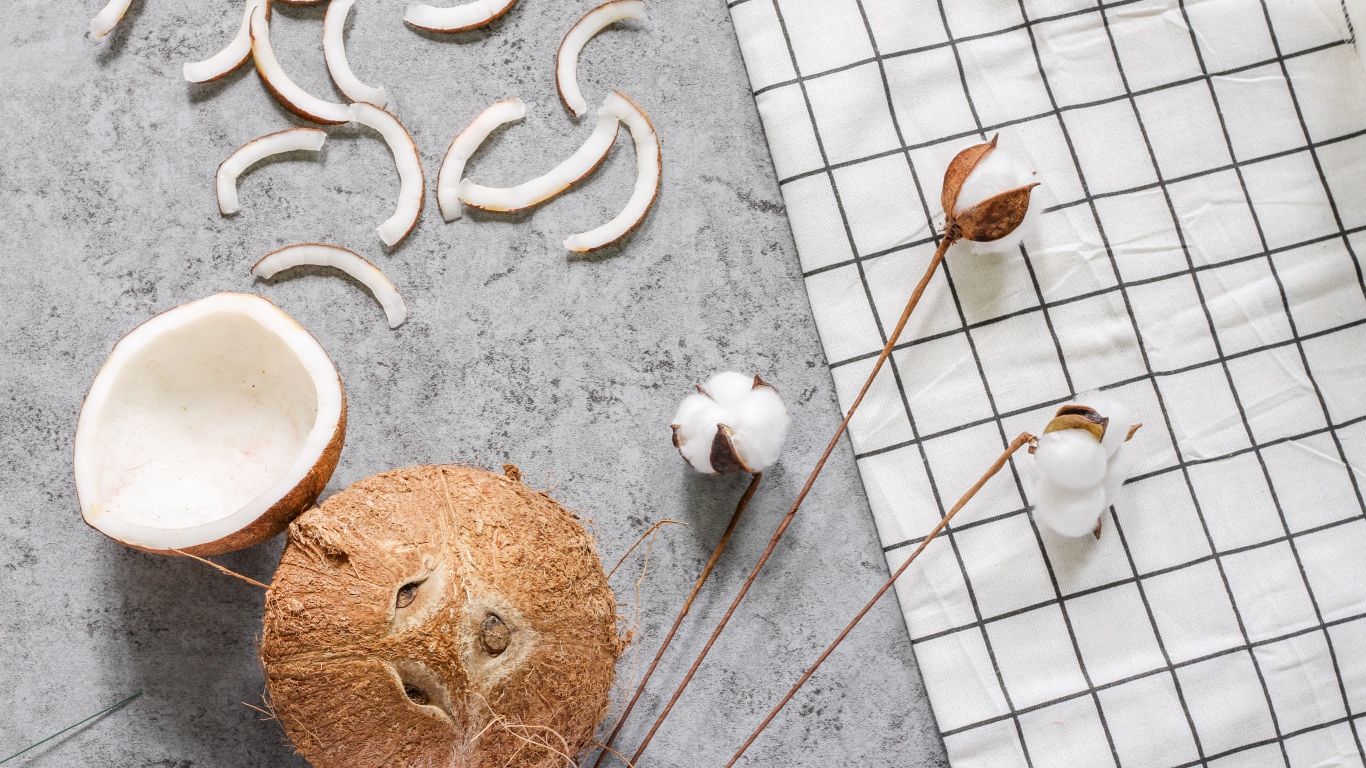 Кокос с веточками льна на столе 