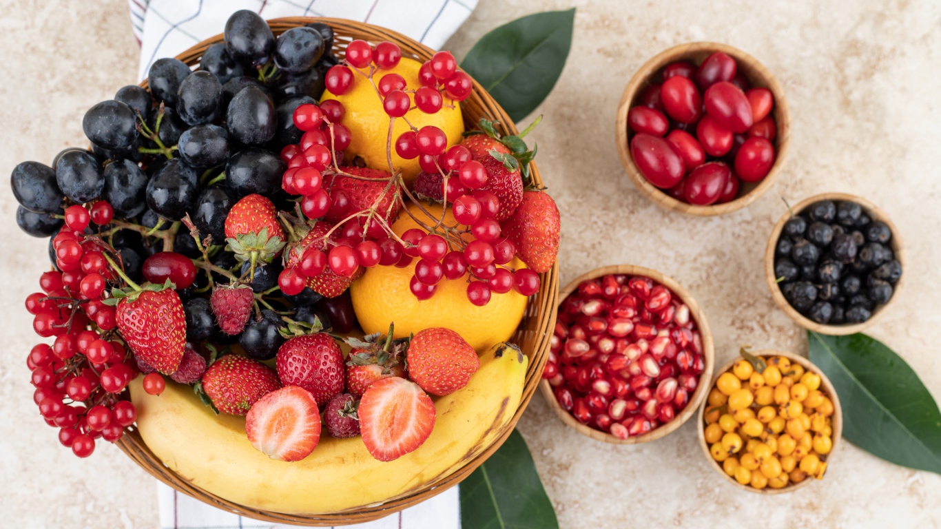 Вкусные спелые ягоды в корзинке на столе