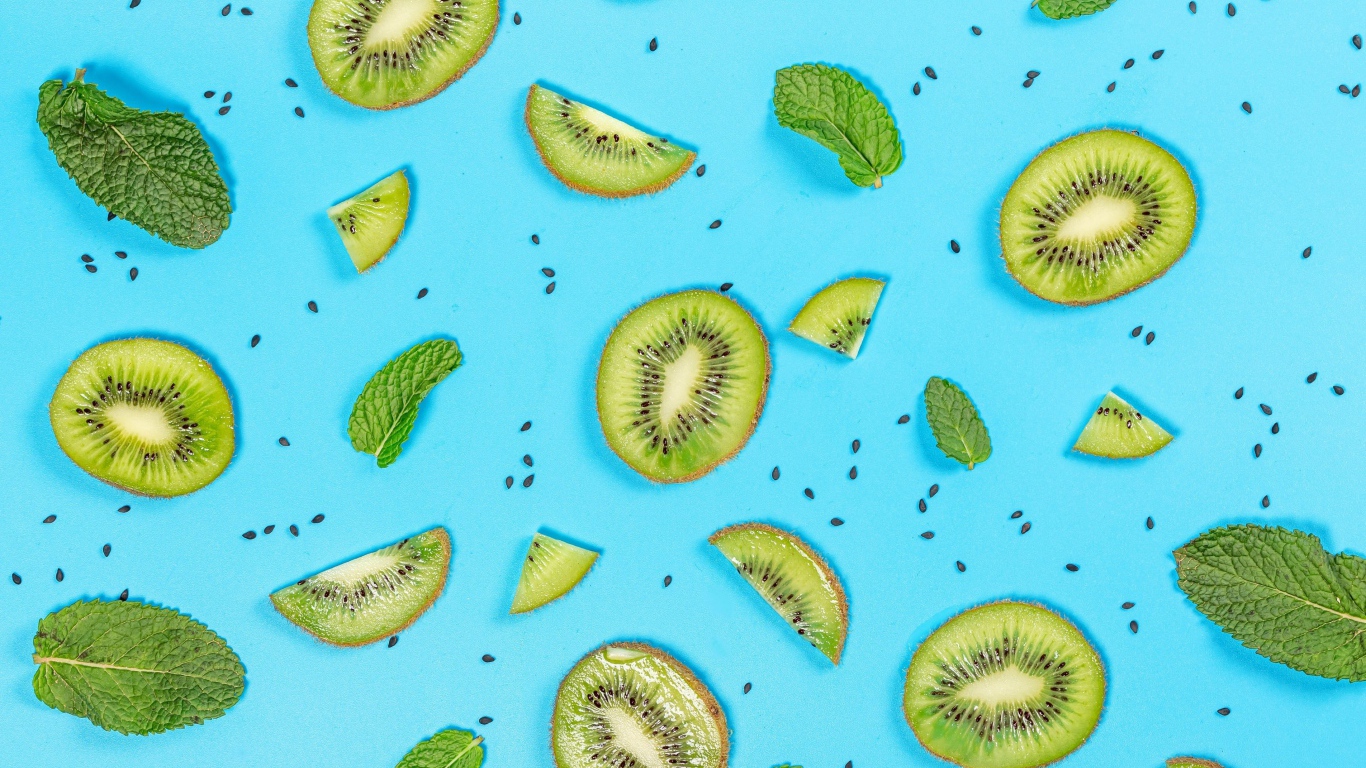 Кусочки киви с мятой на голубом фоне 