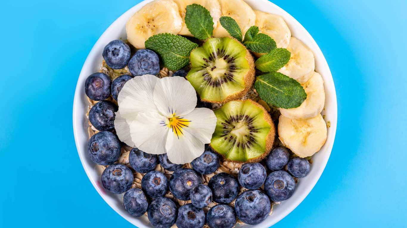 Овсянка с киви, бананами и киви на голубом фоне 