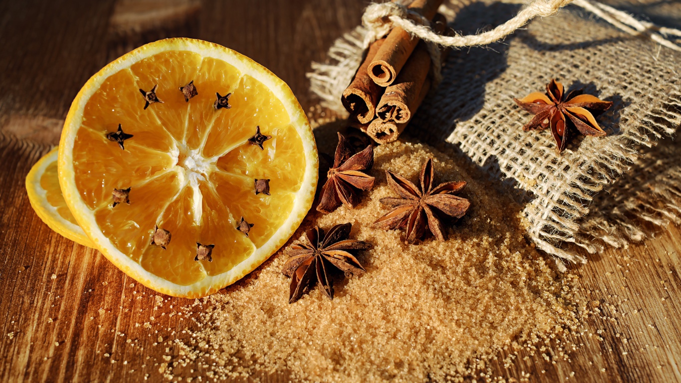 Кусочки апельсина с корицей и бадьяном
