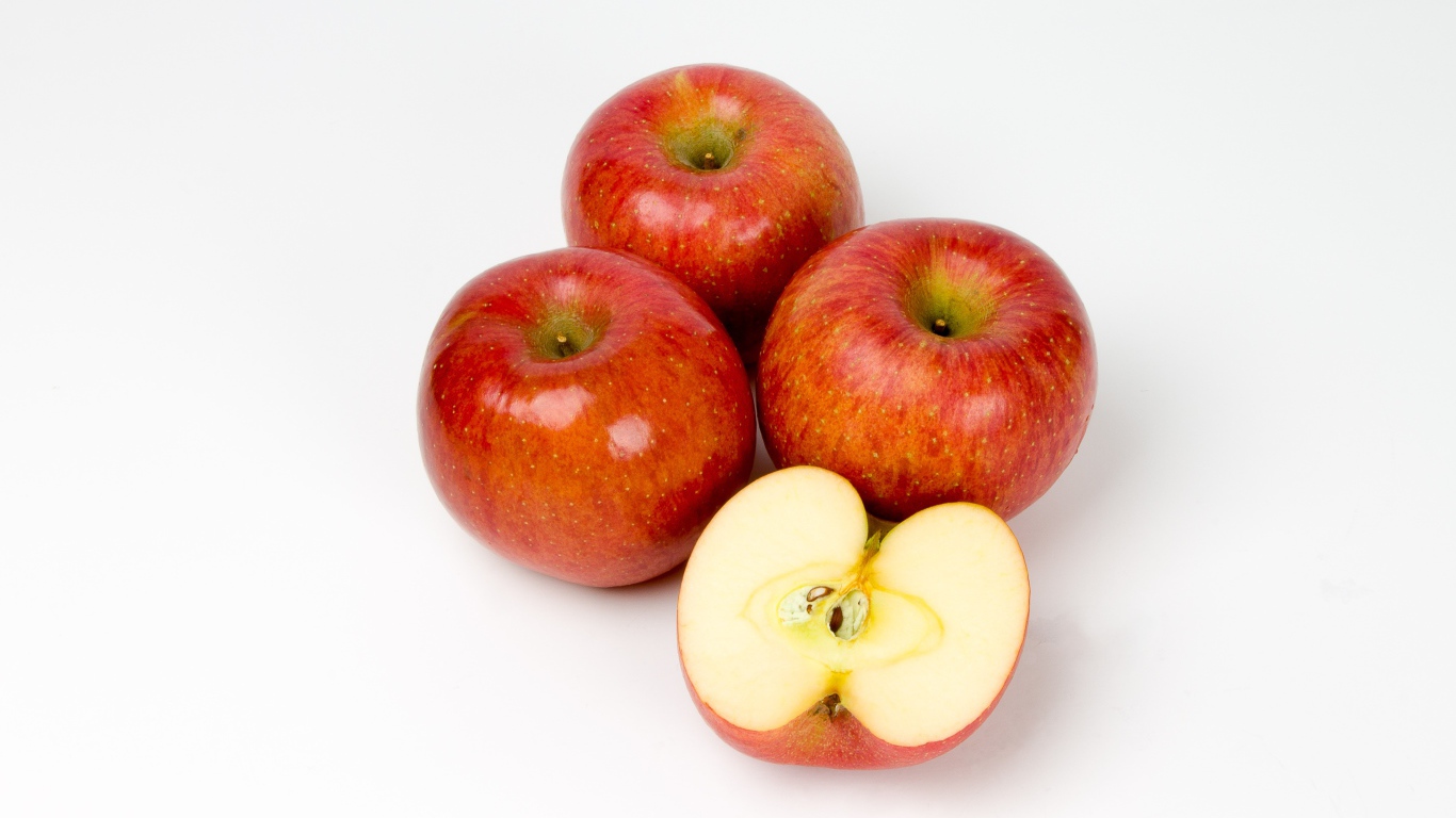 Спелые красные яблоки на сером фоне