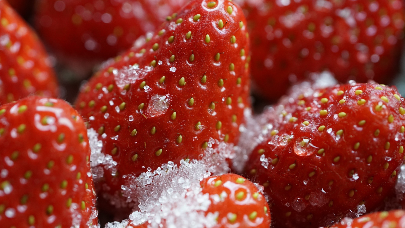 Спелая красная клубника с сахаром 