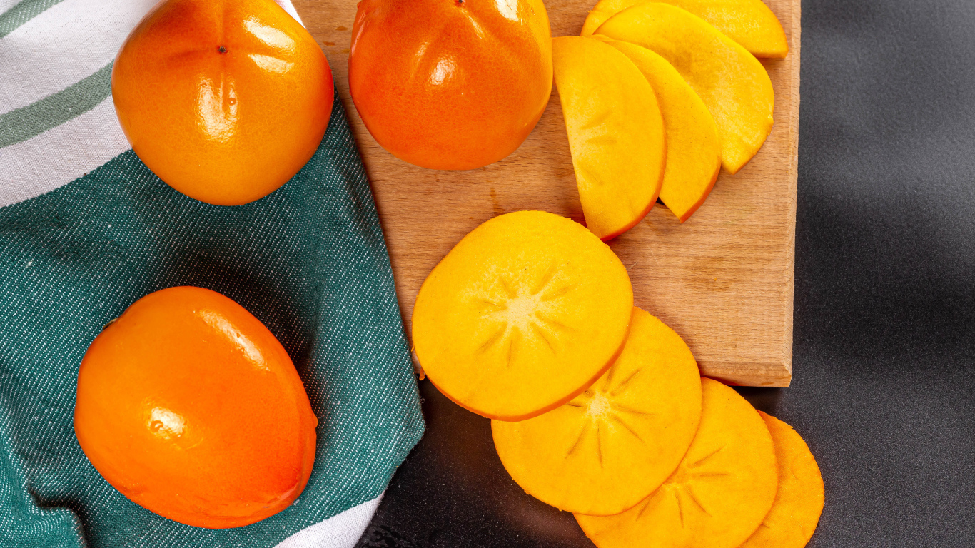 Хурма нарезанная кусочками на столе