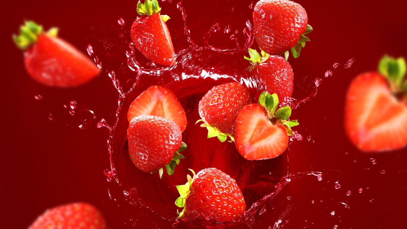 Клубника падает в воду на красном фоне 