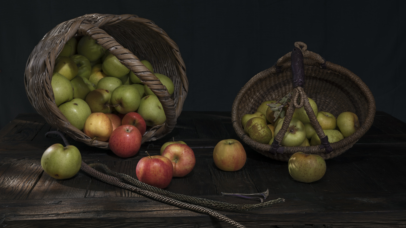 Две корзины с сочными зелеными яблоками на столе