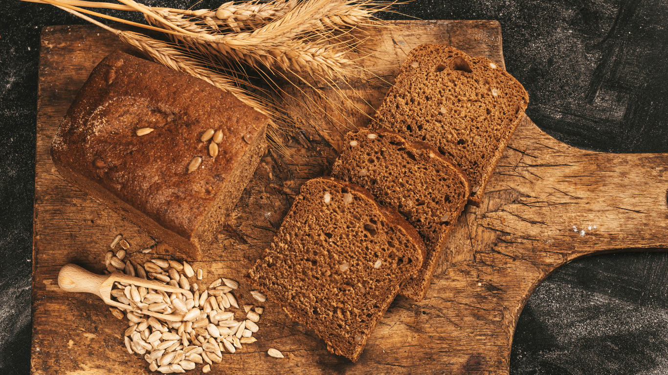 Черный хлеб с семечками на доске