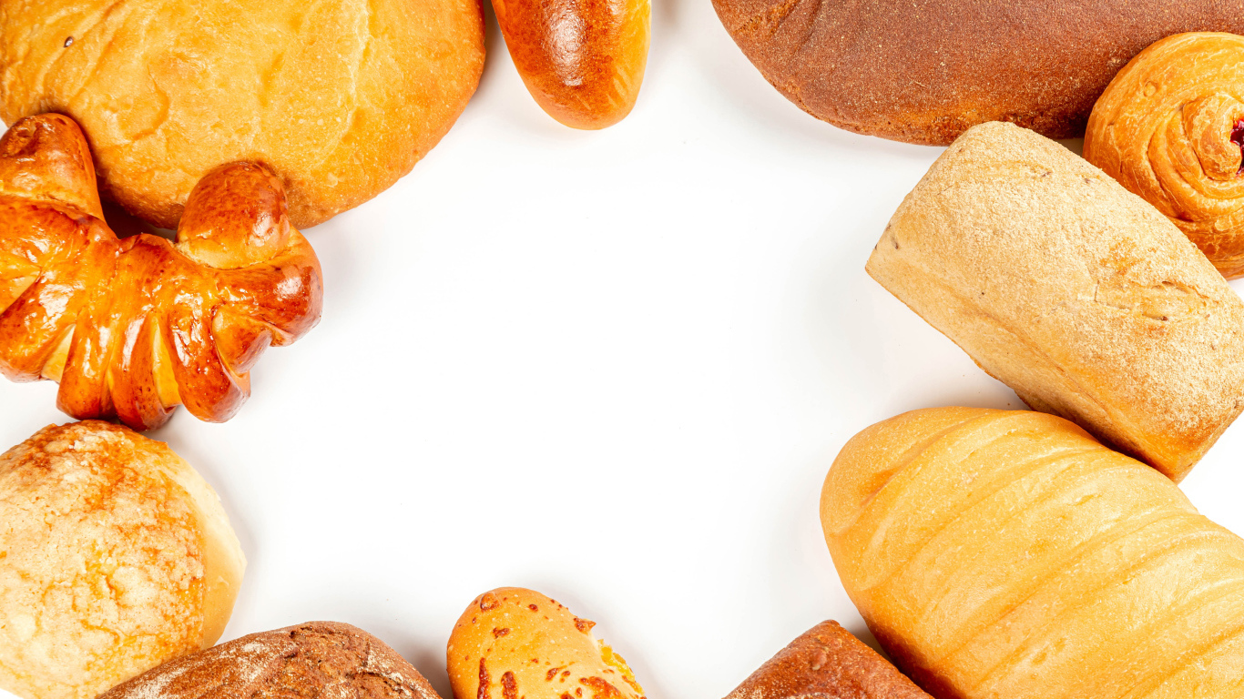 Свежая аппетитная выпечка на белом фоне 