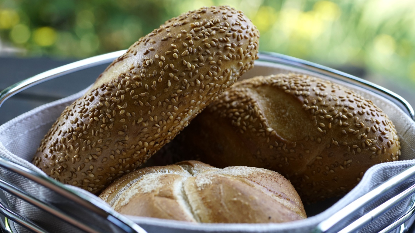 Много свежих буханок хлеба в сумке 