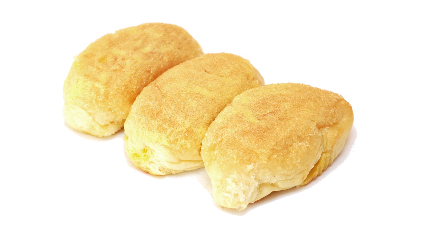 Три свежие аппетитные булочки на белом фоне