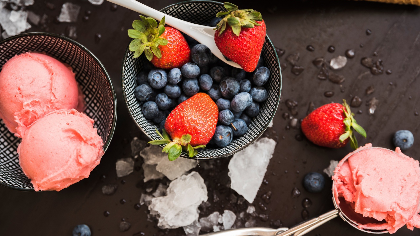 Шарики клубничного мороженого с ягодами черники и клубники