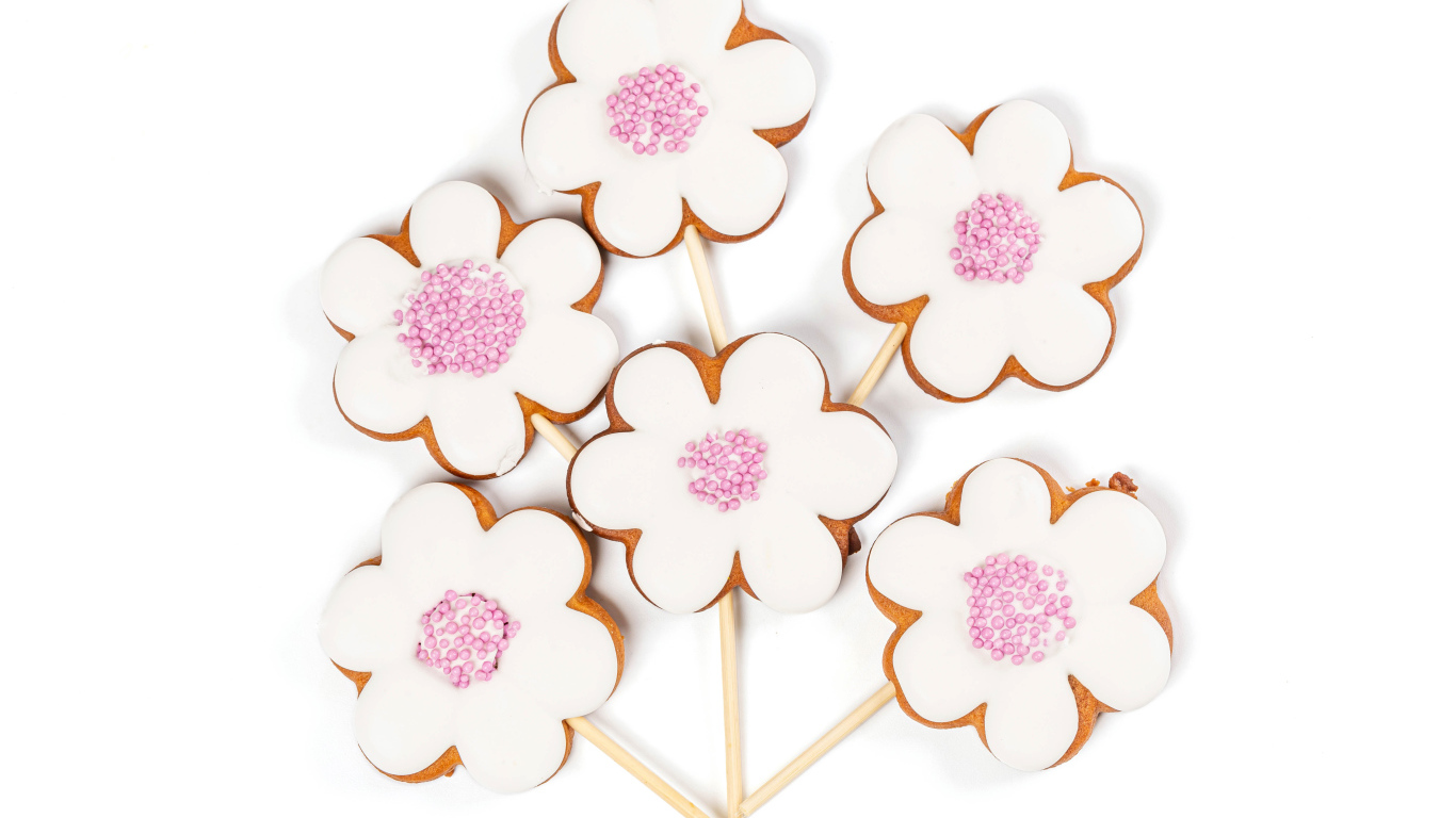 Красивое печенье в форме цветов на белом фоне